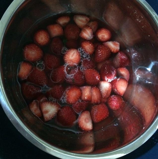自制草莓醬（面包機版）的做法 步骤1