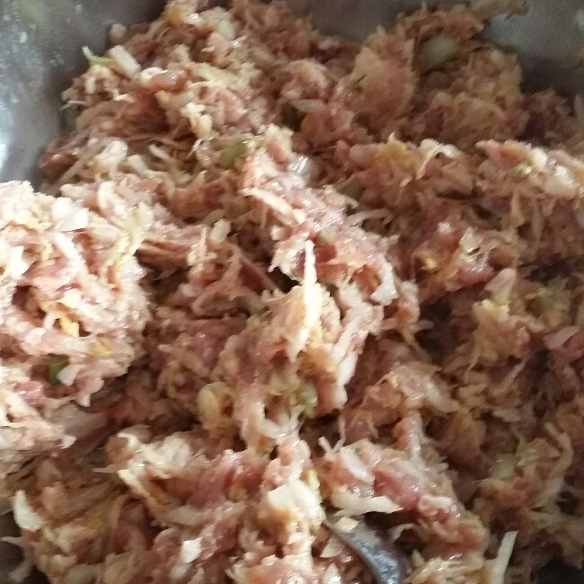 豬肉酸菜大餃子的做法 步骤2