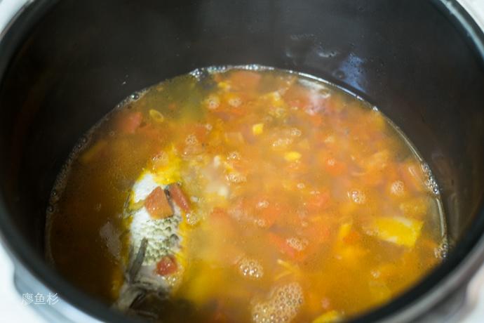 休息日早餐︰西紅柿鯽魚湯、香菇瘦肉小米粥的做法 步骤7