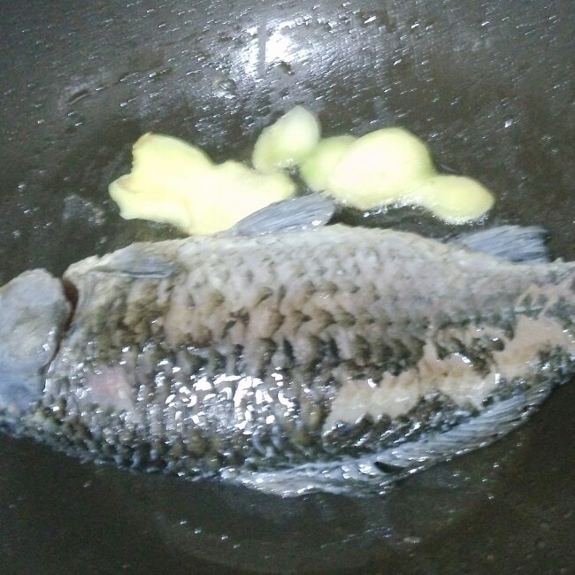 木瓜鯽魚湯的做法 步骤2