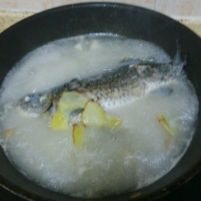 木瓜鯽魚湯的做法 步骤3