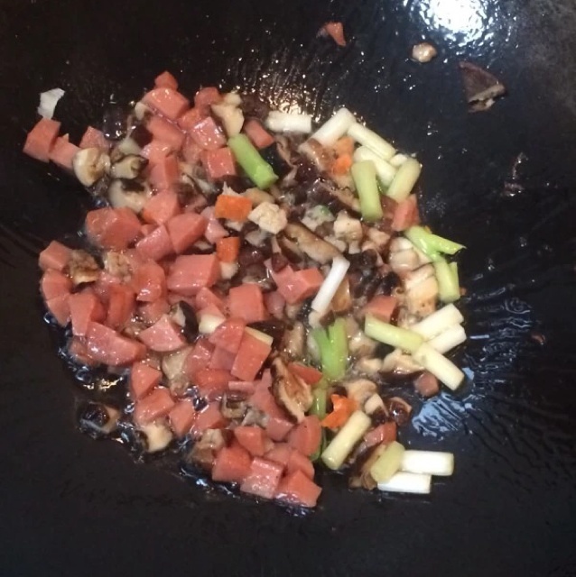 醬油香菇炒飯的做法 步骤3