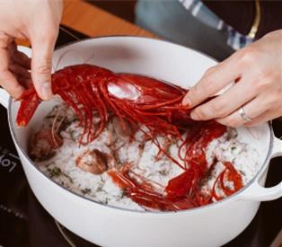 鹽焗西班牙緋紅蝦的做法 步骤3