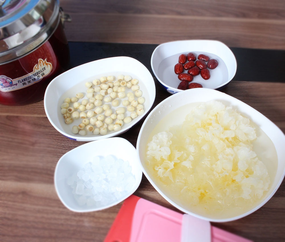 用離火續煮鍋炖銀耳蓮子湯的做法的做法 步骤1