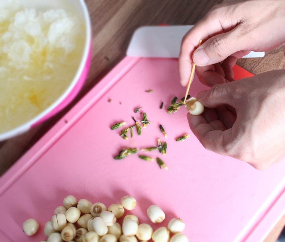 用離火續煮鍋炖銀耳蓮子湯的做法的做法 步骤2