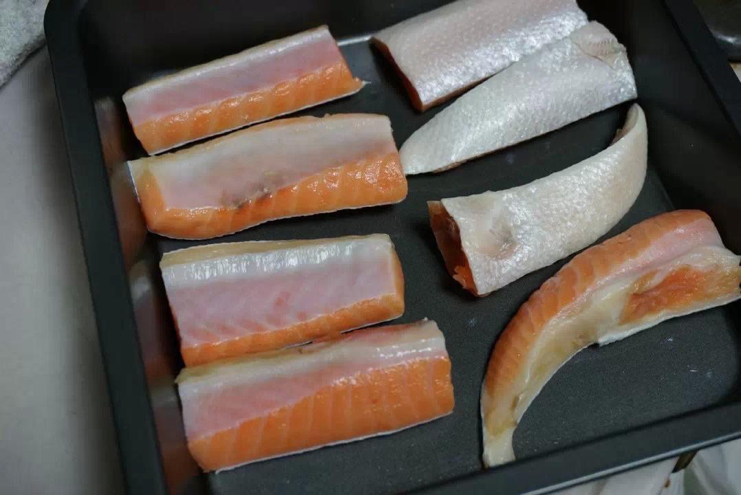鹽烤三文魚魚肚子的做法 步骤1