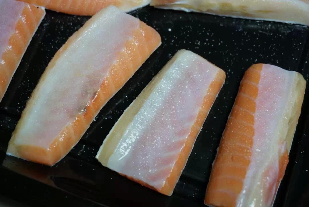 鹽烤三文魚魚肚子的做法 步骤2