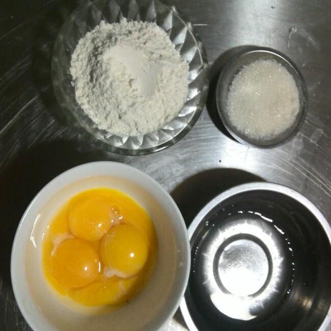 純蛋黃蛋糕片的做法 步骤1