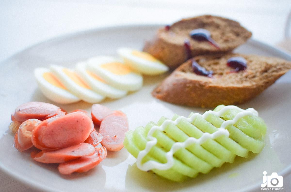 早餐︰彩虹簡餐（奇異果+法棍+香腸+雞蛋+玉米+盆栽酸奶）的做法 步骤3