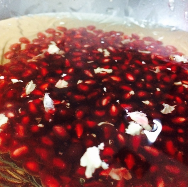 巧取新疆石榴榨汁—美容養顏的做法 步骤4