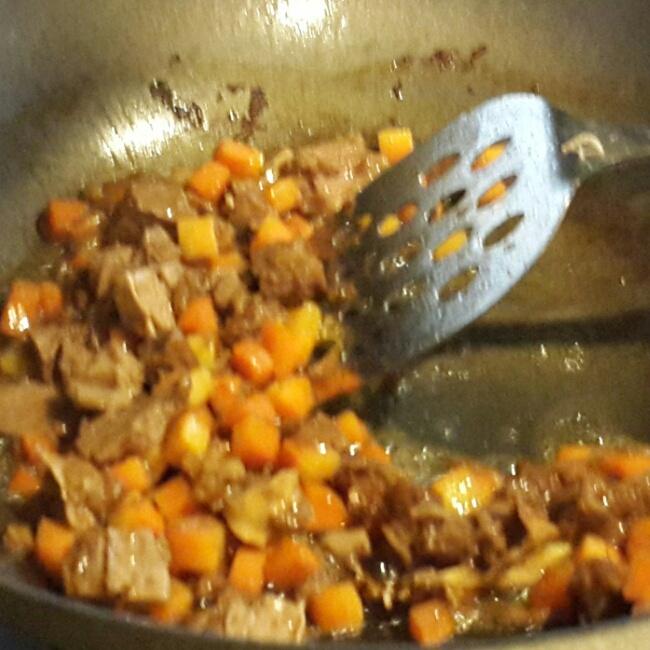 醬牛肉紅蘿卜蛋炒飯的做法 步骤3