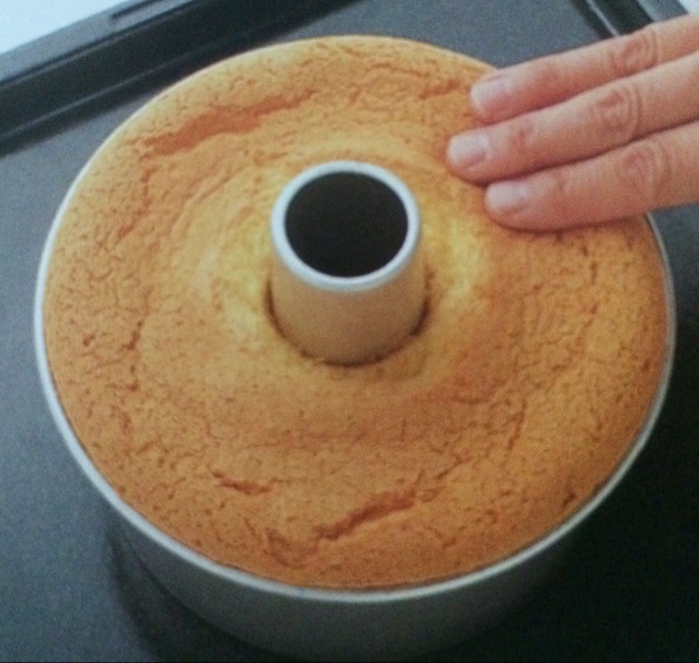 基本香草戚風蛋糕（中空17cm）的做法 步骤6