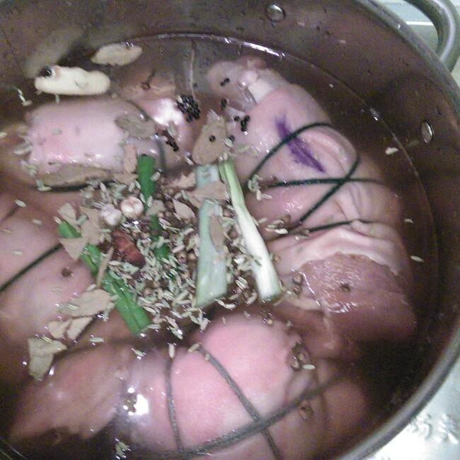 獨家秘制醬豬肘的做法 步骤4