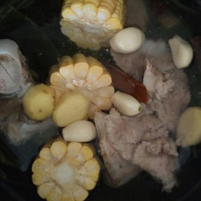 海帶玉米大骨湯的做法 步骤3