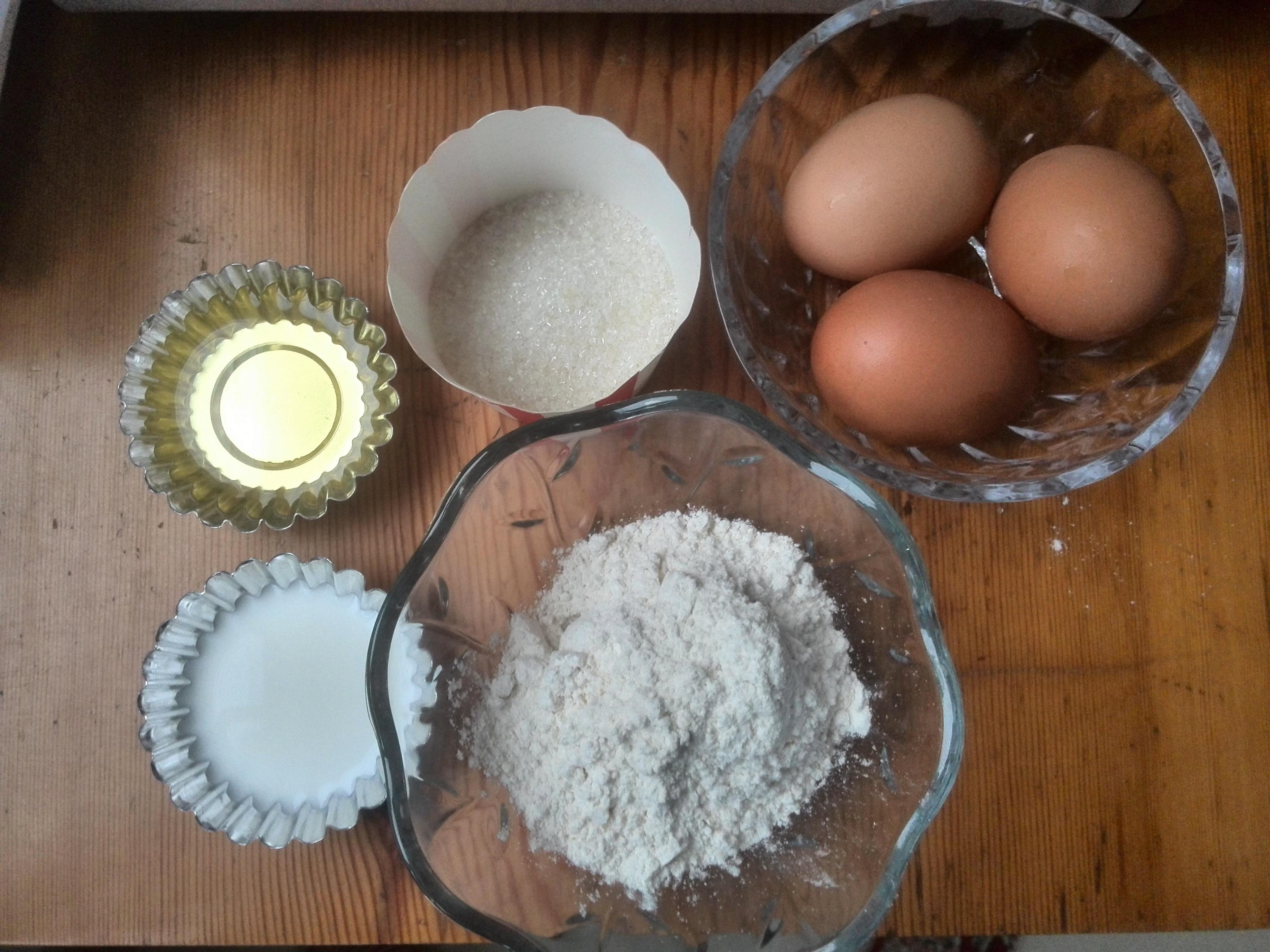 材料超簡單的雞蛋牛奶紙杯蛋糕的做法 步骤1