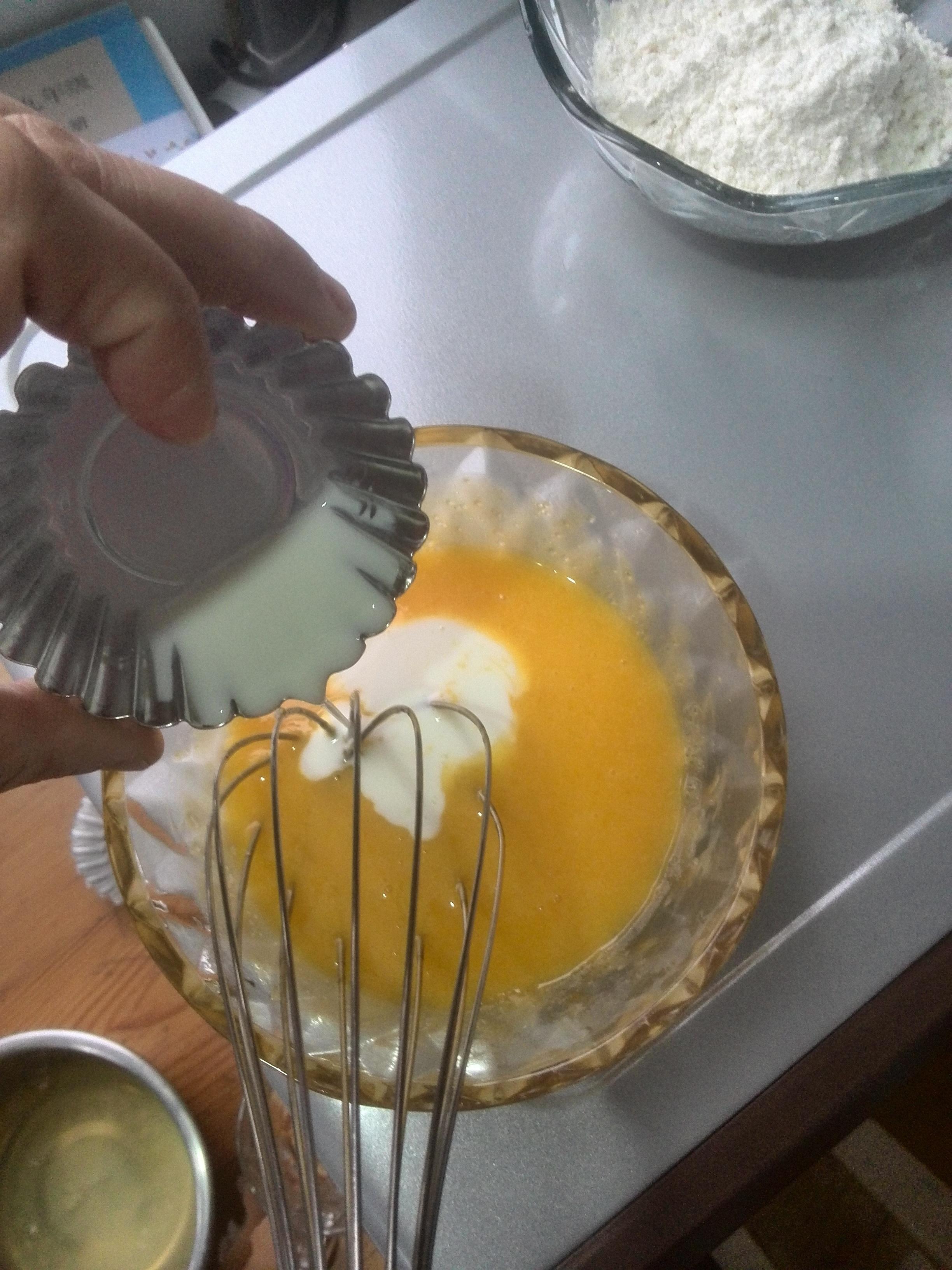 材料超簡單的雞蛋牛奶紙杯蛋糕的做法 步骤5