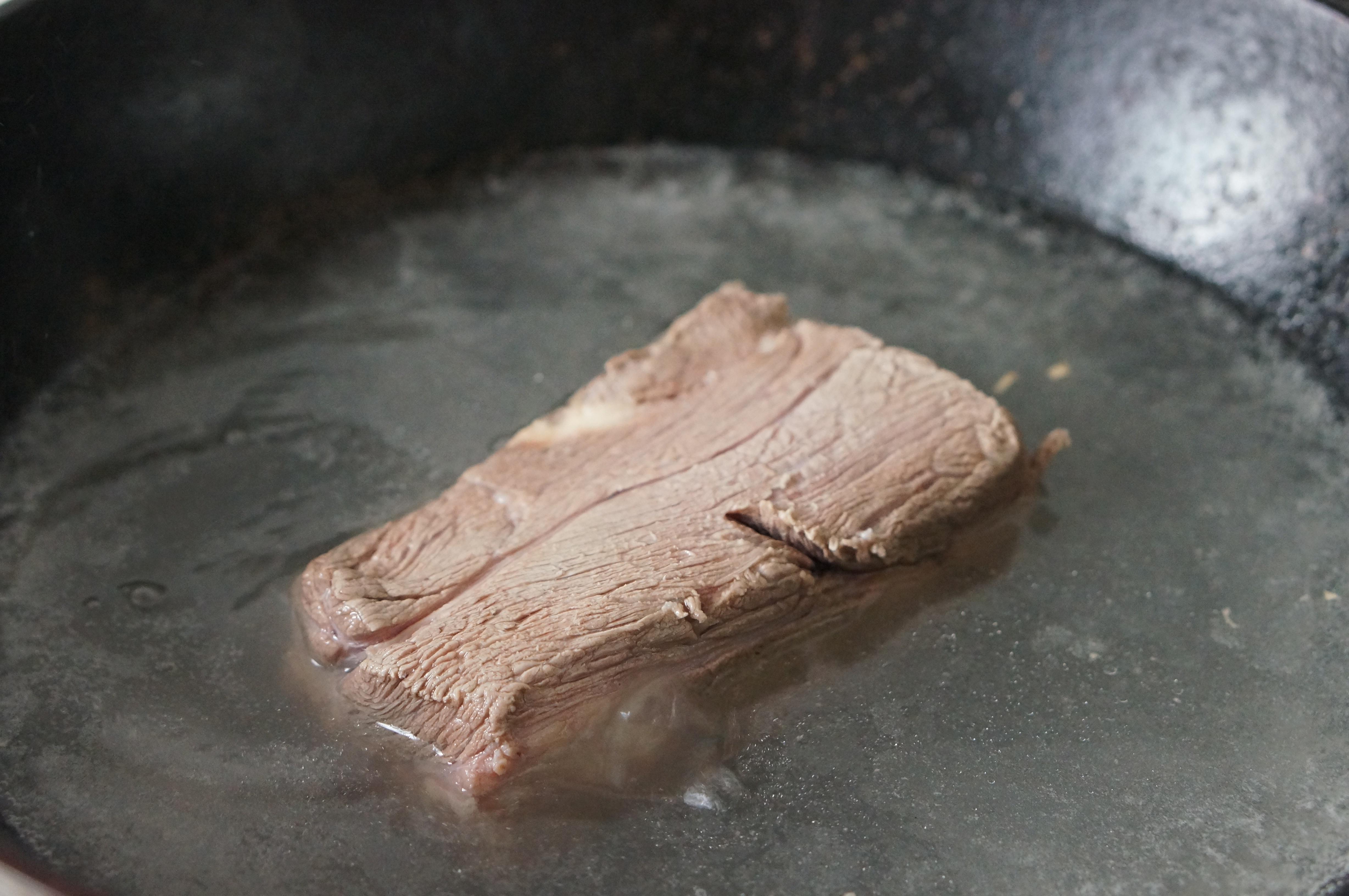 高壓鍋版白切牛肉（附超級香的蘸醬做法）的做法 步骤1