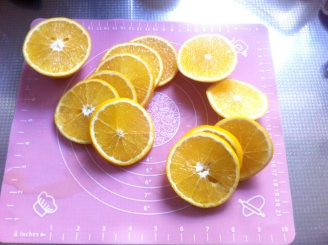 香橙果肉夾心蛋糕卷的做法 步骤2