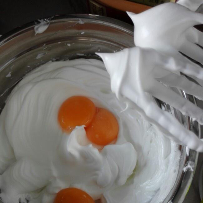 不易消泡的可可分蛋海綿蛋糕的做法 步骤7