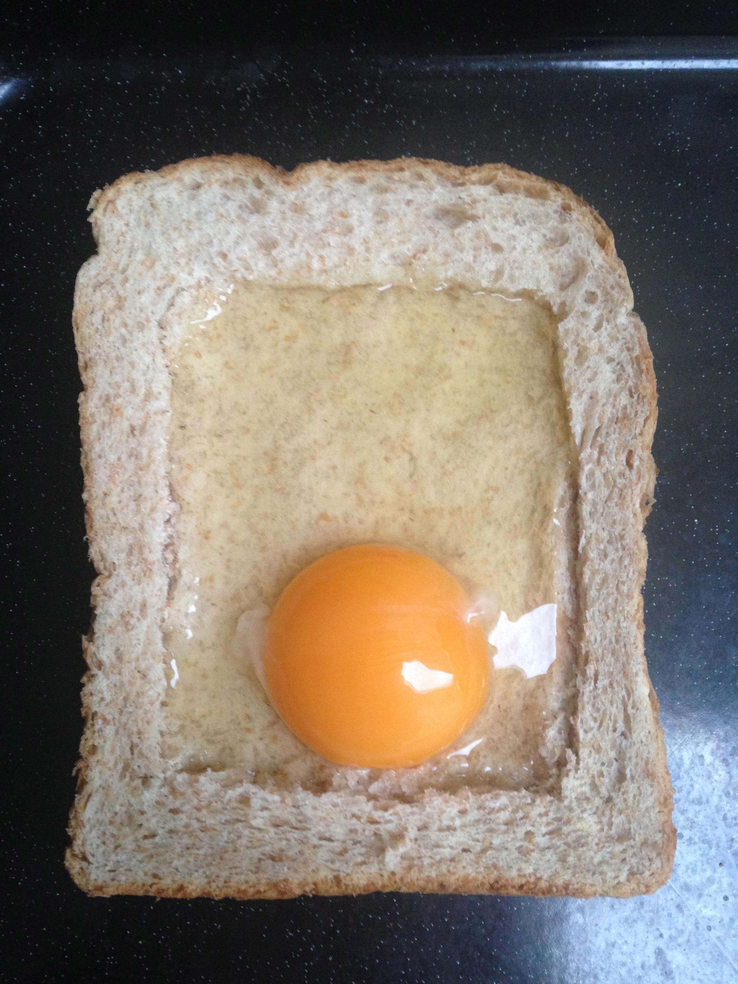 快手早餐 -- 吐司太陽蛋的做法 步骤2