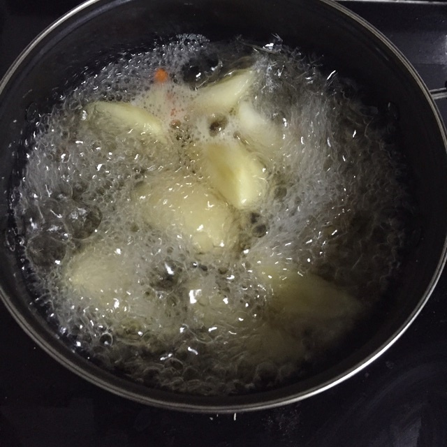 鴨梨隻果枸杞湯的做法 步骤2