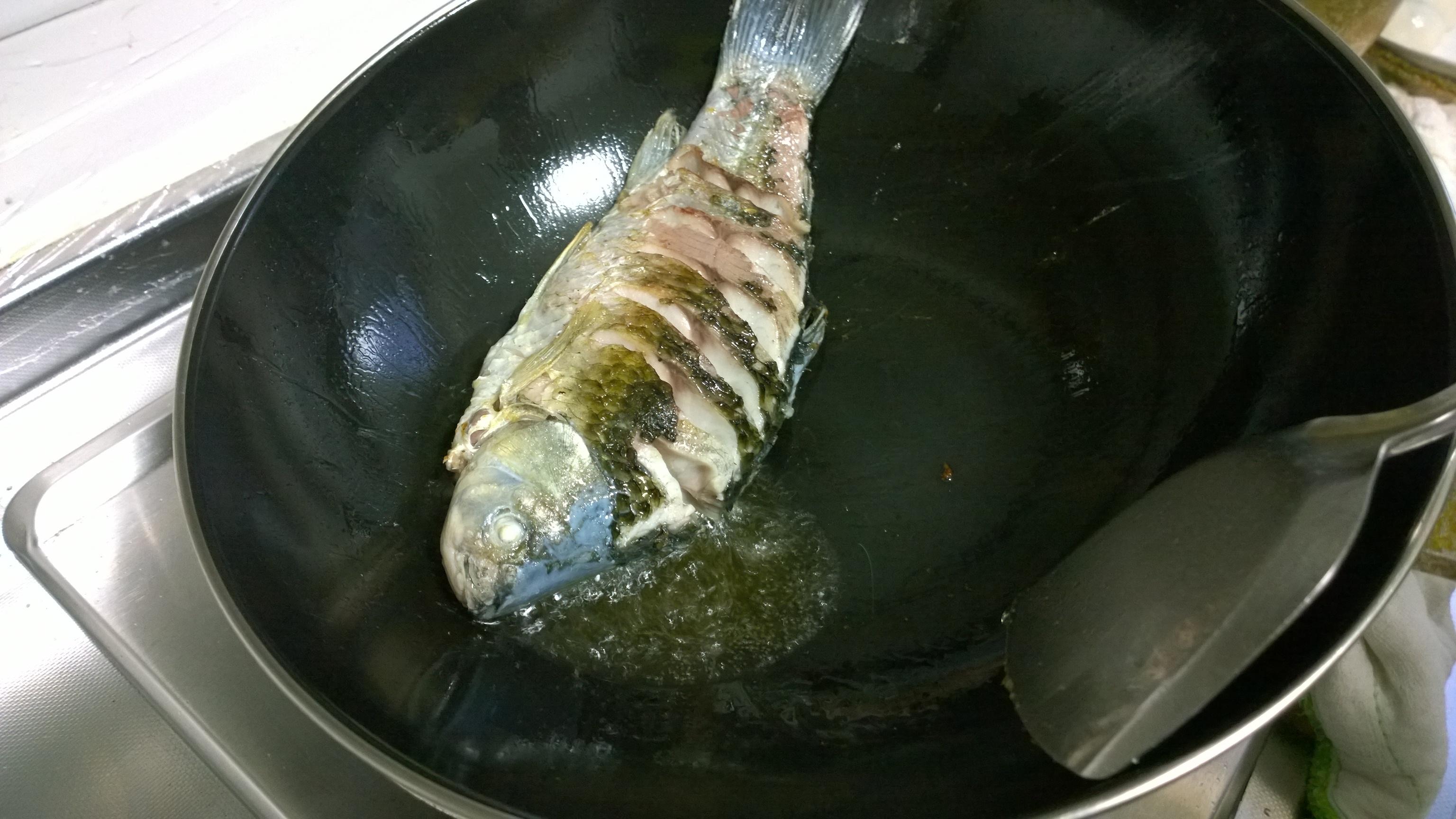 炖鯽魚湯的做法 步骤3
