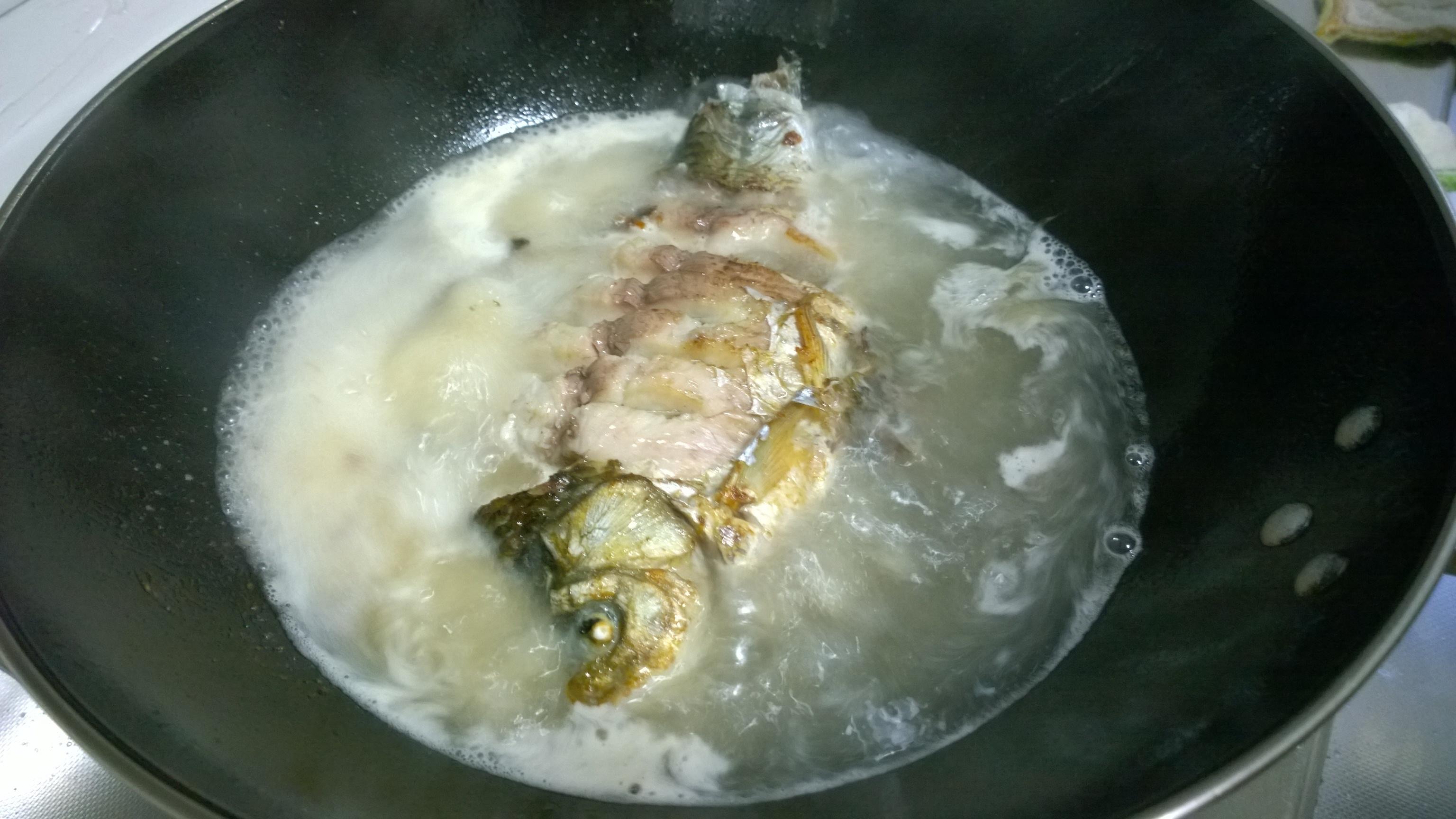 炖鯽魚湯的做法 步骤5