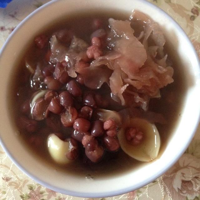 紅豆薏仁紅棗銀耳百合湯的做法 步骤1