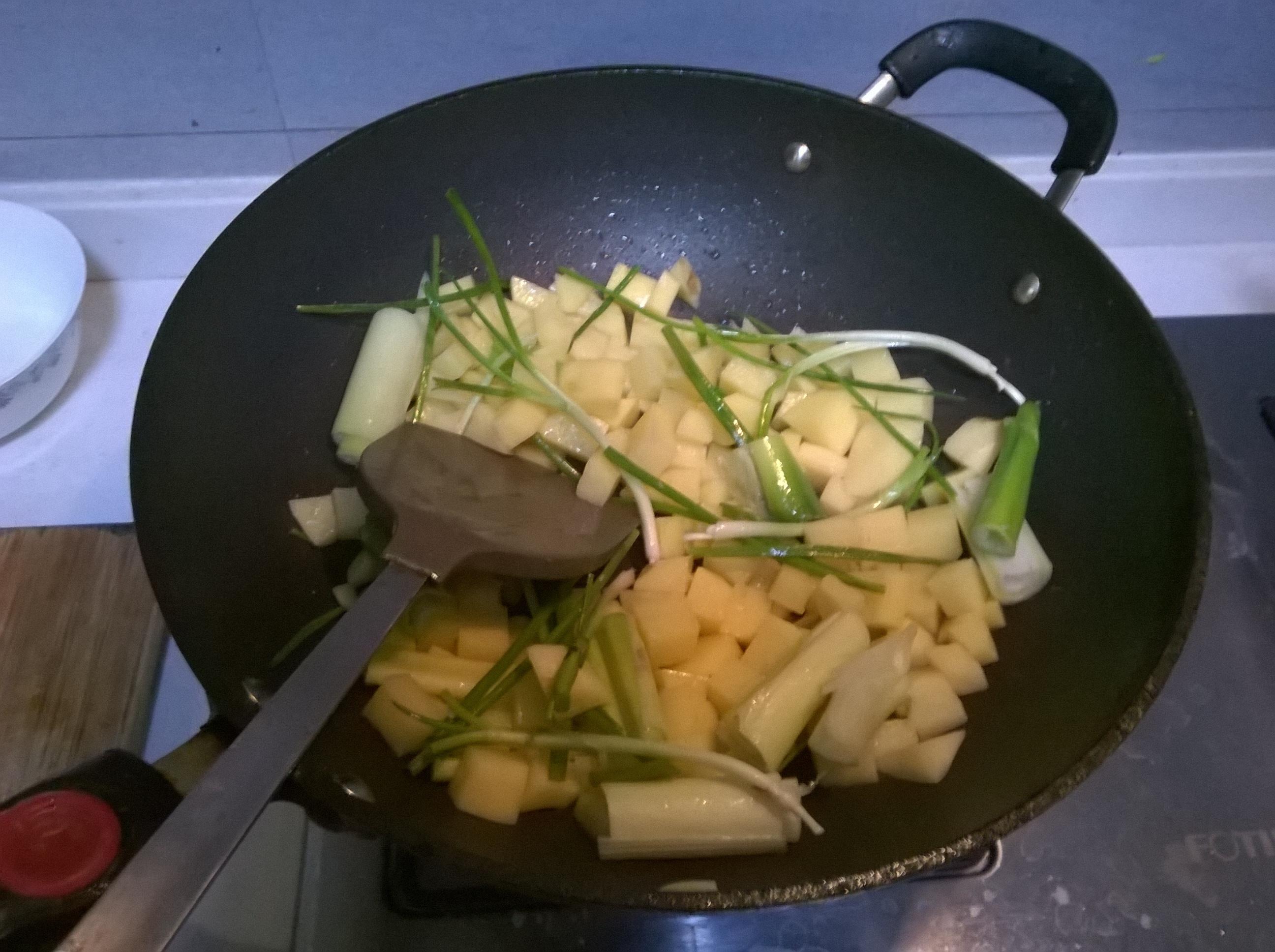 蔥燒土豆的做法 步骤2