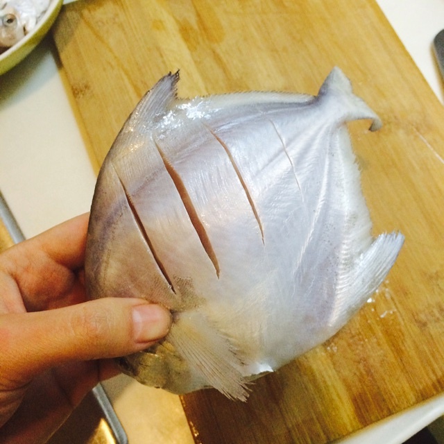 香煎鯧　魚:( 堪比燒烤攤:)的做法 步骤1