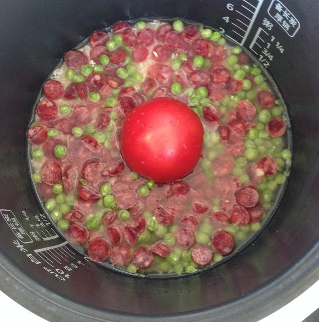 一個西紅柿之青豆臘腸飯的做法 步骤1