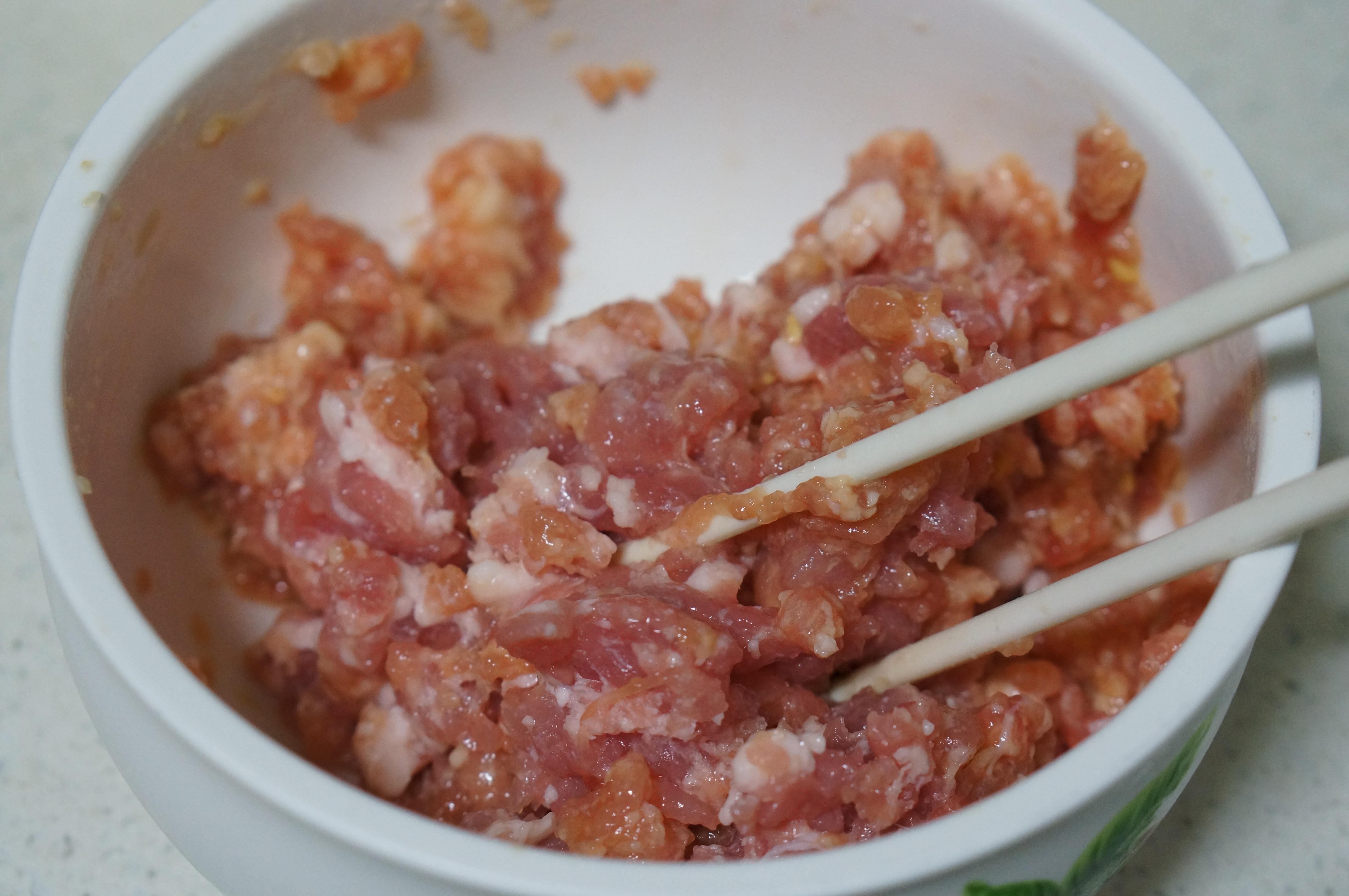 柔嫩多汁的肉肉吃法——芝士焗香菇肉餅的做法 步骤1