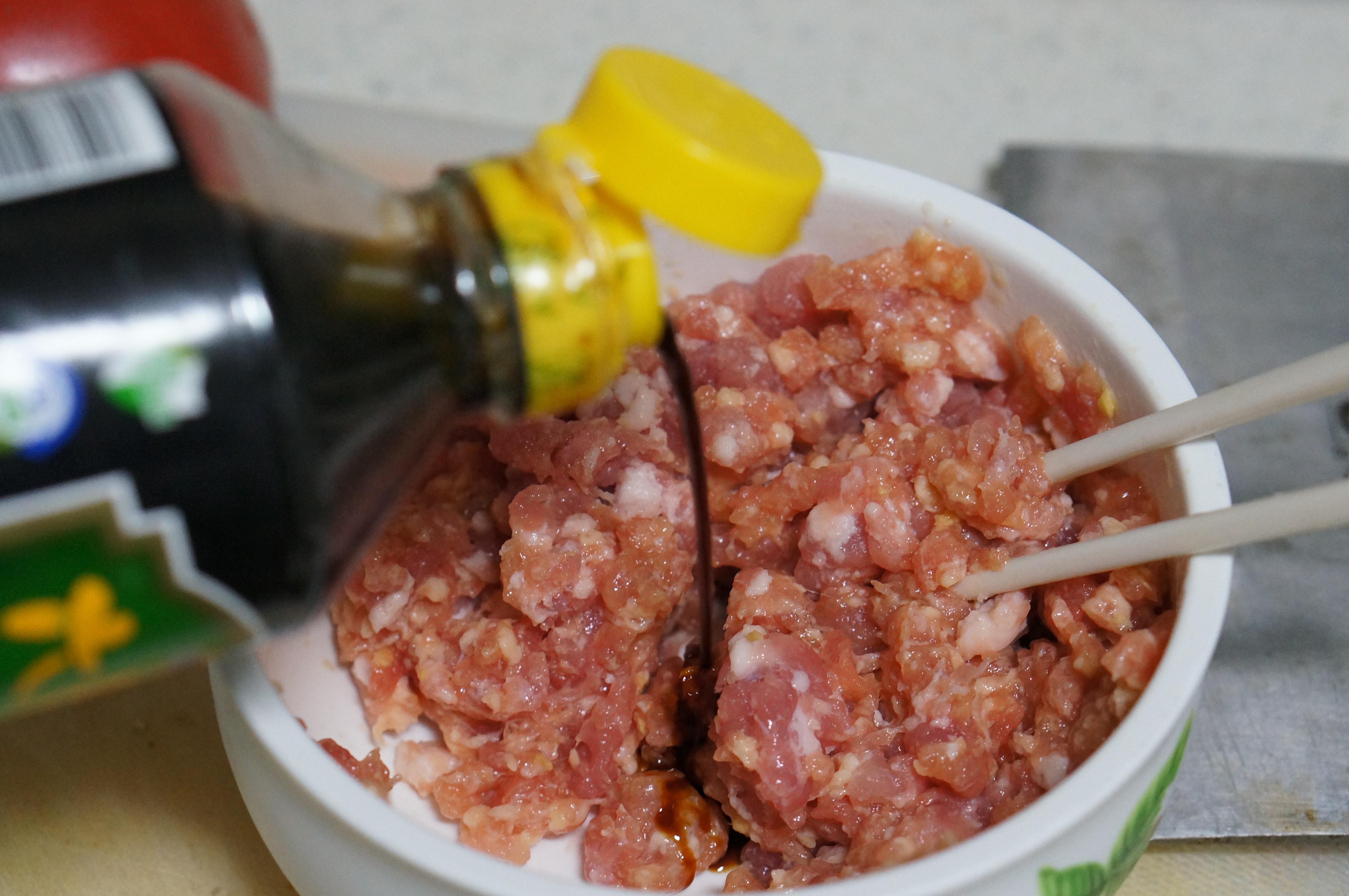 柔嫩多汁的肉肉吃法——芝士焗香菇肉餅的做法 步骤2
