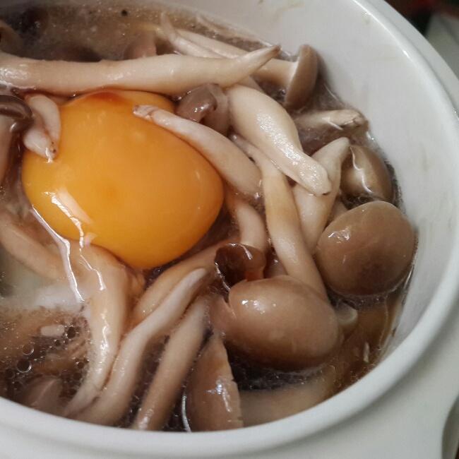 【電炖盅】雞蛋煮不煮熟都好吃的蟹味菇臘腸飯的做法 步骤2