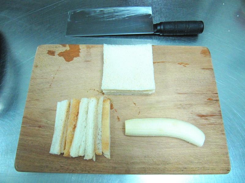 香蕉豆沙吐司卷的做法 步骤1