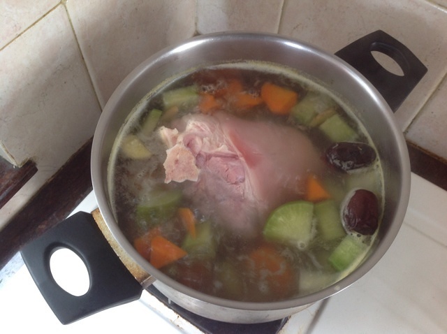 青紅蘿卜豬手湯的做法 步骤2