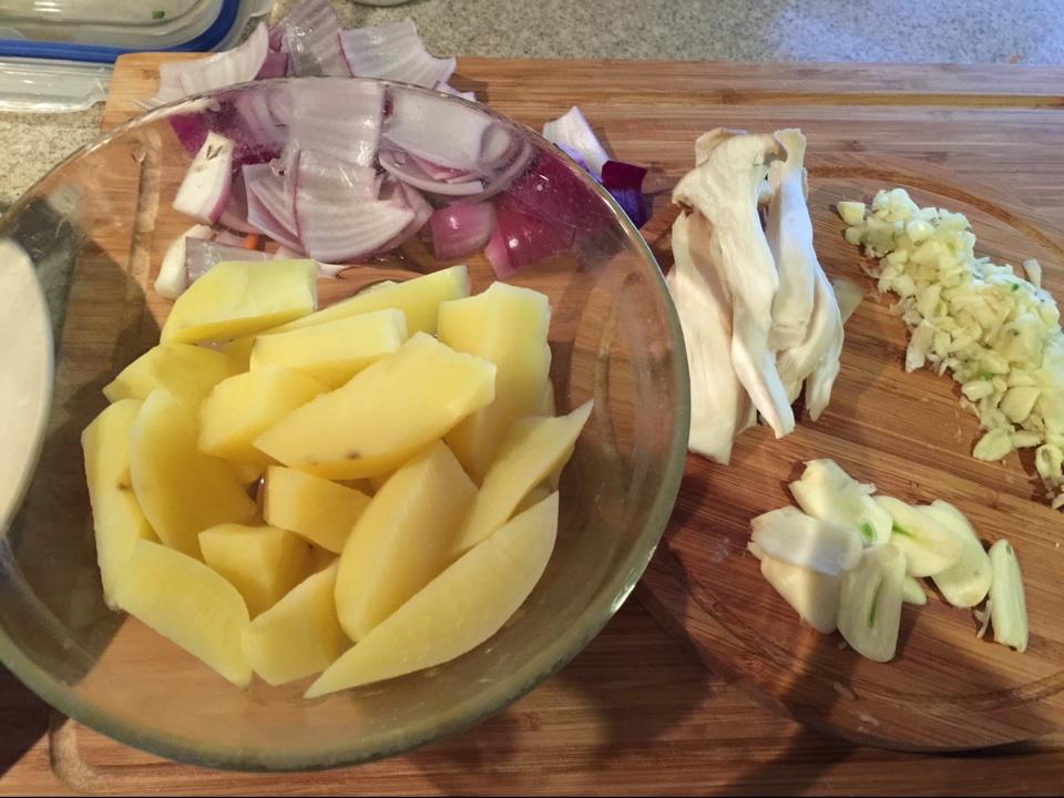 蒜蓉土豆炒雞胸肉的做法 步骤2