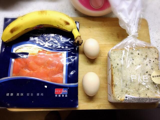 快早餐:雞蛋三文魚三明治的做法 步骤1