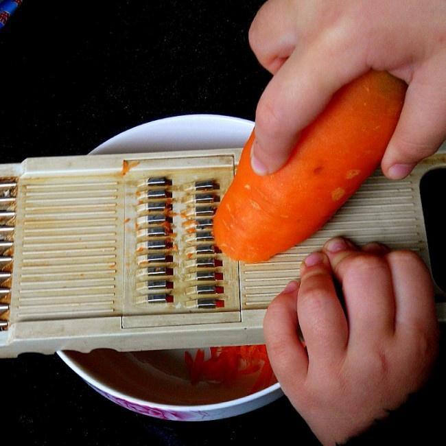 香菇香腸胡蘿卜燜飯電飯煲燜飯系列(七歲兒童版)的做法 步骤5