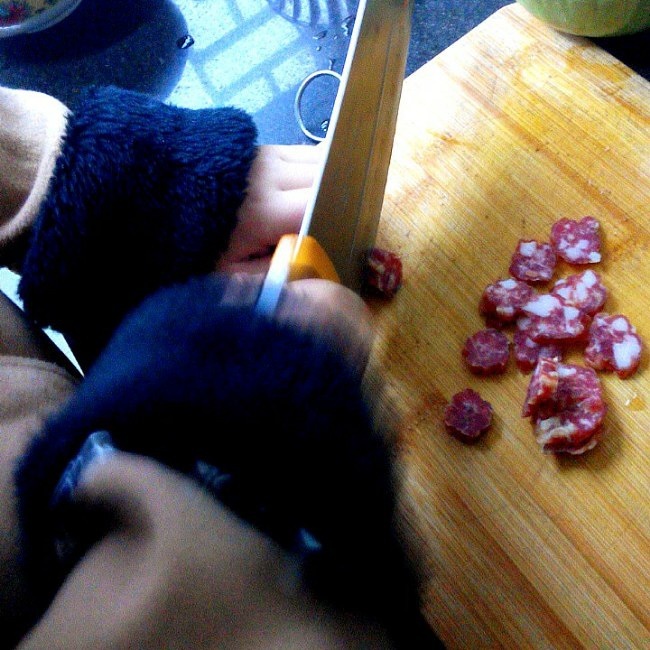 香菇香腸胡蘿卜燜飯電飯煲燜飯系列(七歲兒童版)的做法 步骤4
