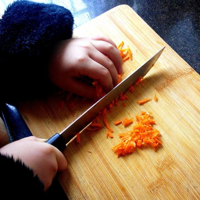 香菇香腸胡蘿卜燜飯電飯煲燜飯系列(七歲兒童版)的做法 步骤6