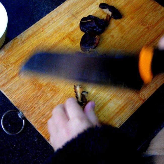 香菇香腸胡蘿卜燜飯電飯煲燜飯系列(七歲兒童版)的做法 步骤8
