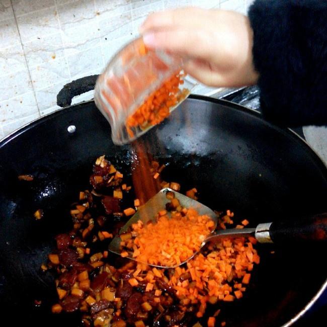香菇香腸胡蘿卜燜飯電飯煲燜飯系列(七歲兒童版)的做法 步骤14