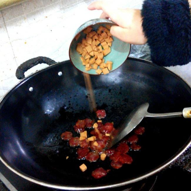 香菇香腸胡蘿卜燜飯電飯煲燜飯系列(七歲兒童版)的做法 步骤12