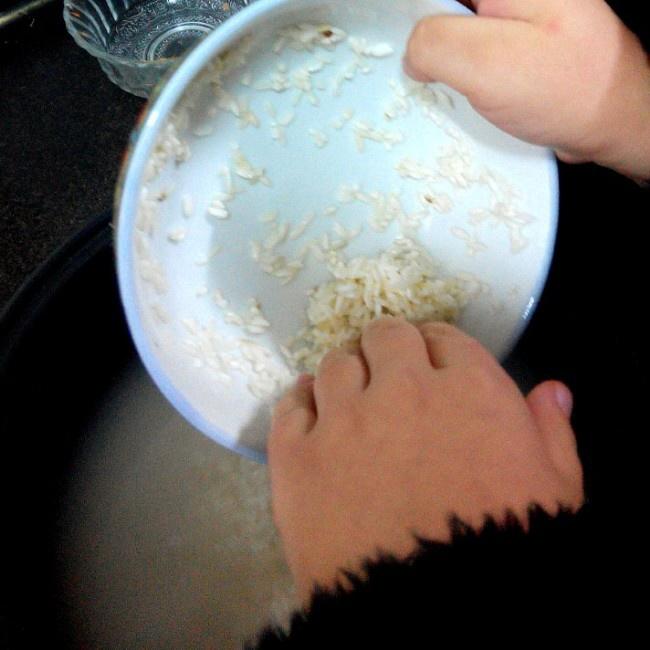 香菇香腸胡蘿卜燜飯電飯煲燜飯系列(七歲兒童版)的做法 步骤15