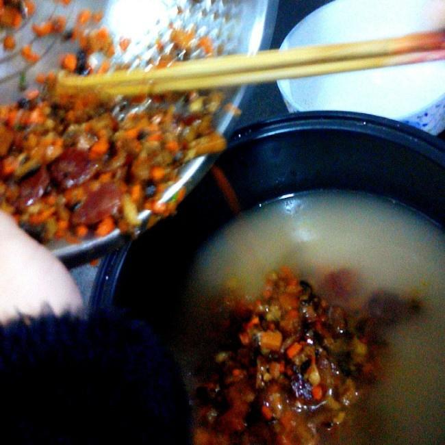 香菇香腸胡蘿卜燜飯電飯煲燜飯系列(七歲兒童版)的做法 步骤17