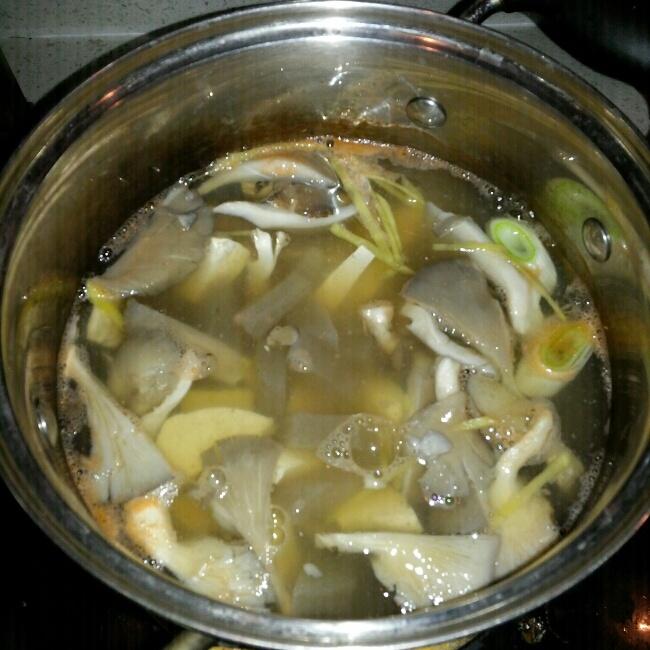 芹菜葉蘑菇豆腐湯的做法 步骤2