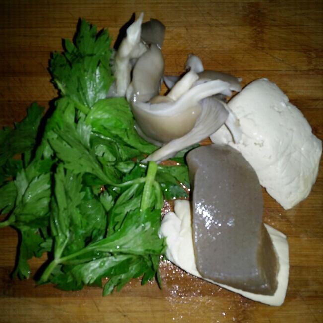 芹菜葉蘑菇豆腐湯的做法 步骤1