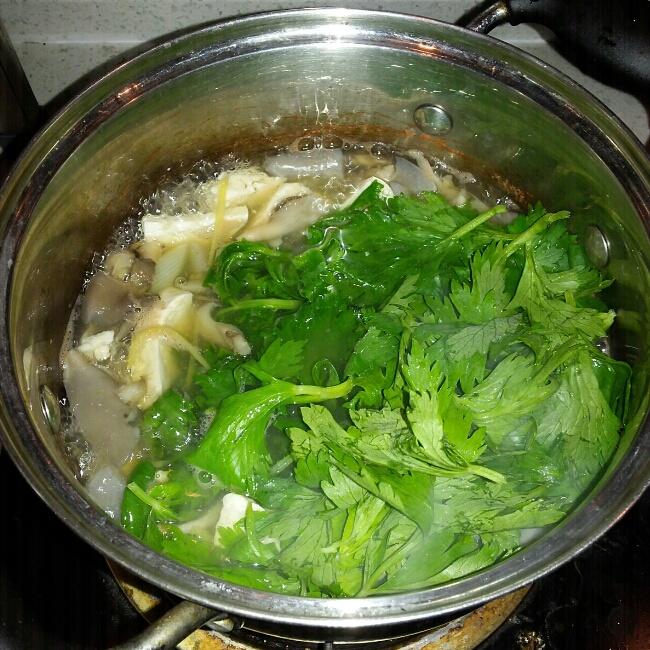 芹菜葉蘑菇豆腐湯的做法 步骤3