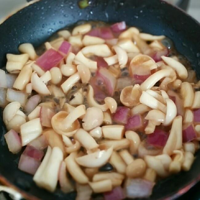 茶水臘腸土豆白玉菇燜飯的做法 步骤1